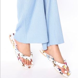 Fashion nova flip flops